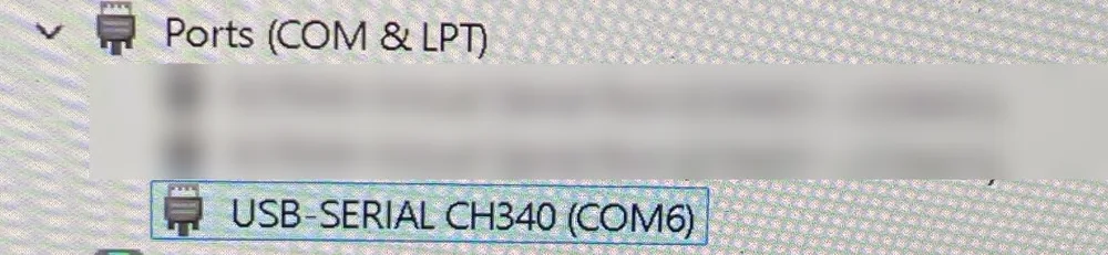 Device Manager của Windows, mục Ports (COM & LPT) hiện USB-SERIAL CH340 (COM6) khi cắm cáp vào jack Type-C trên vách hộp