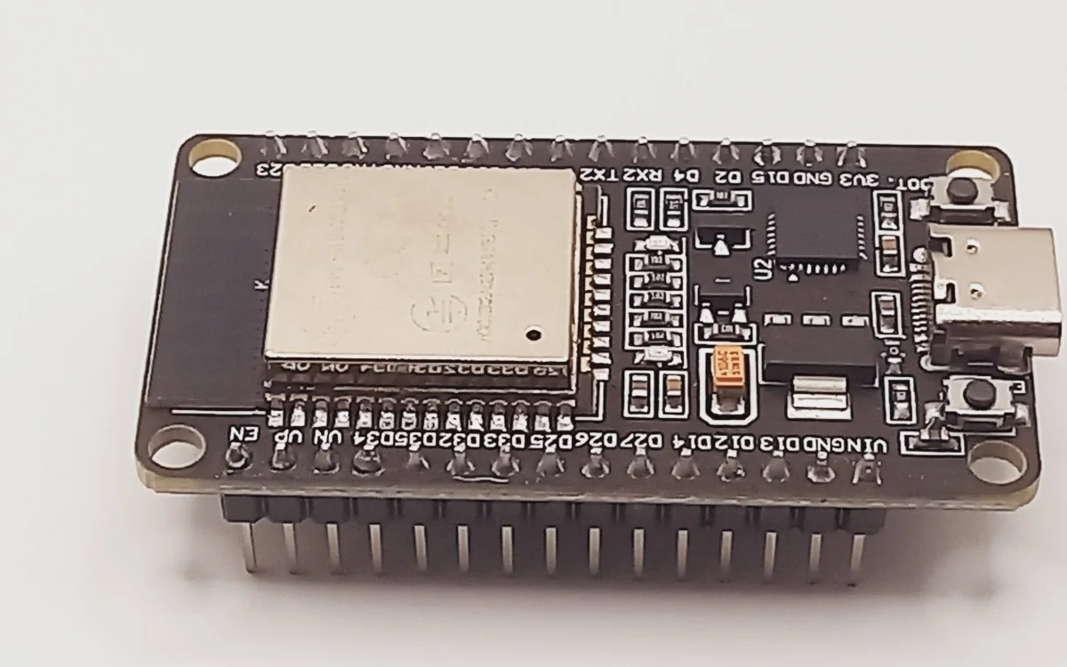 Ảnh thực tế mạch ESP32 DevKit V1 30 chân cổng Type-C, nhìn rõ hàng chân D34 D35 D32 D33 D25 D26 D27 D14 D12 D13 GND VIN và hàng TX2 RX2 D4 D2 D15 GND 3V3