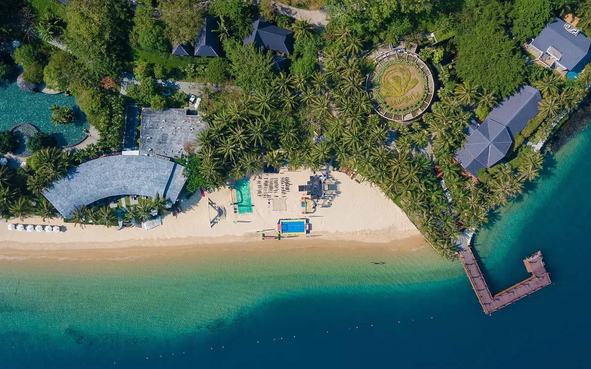 Bờ biển đảo Hòn Tằm ở Nha Trang nhìn từ flycam: bãi cát, cầu cảng gỗ và nước biển trong