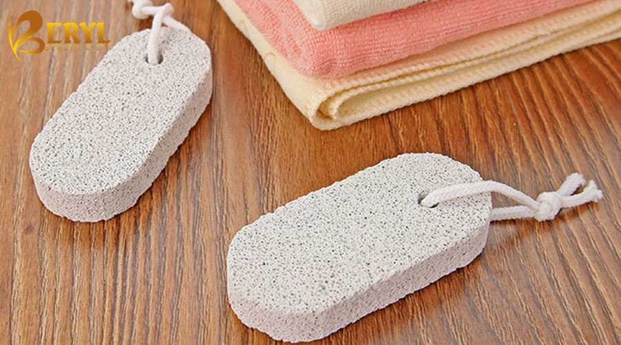 Trị thâm mắt cá chân bằng đá bọt Trị thâm mắt cá chân bằng đá bọt