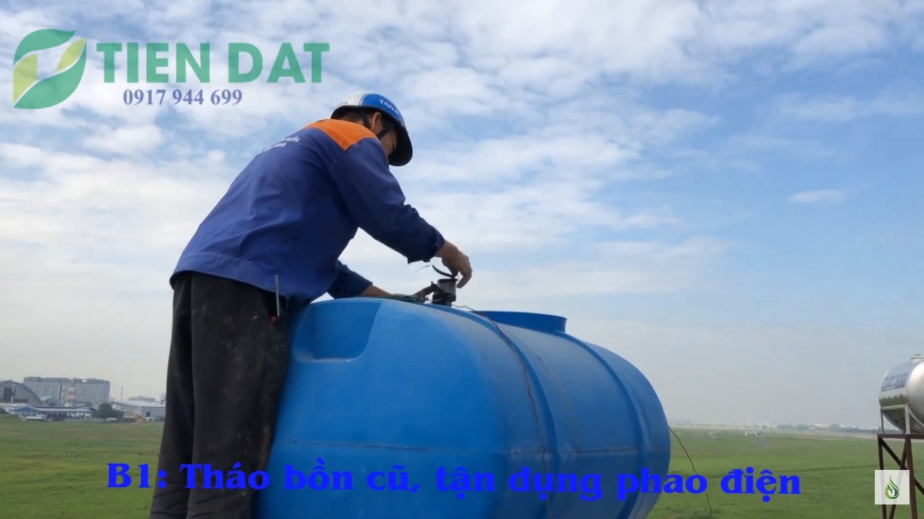 Tiến hành ngắt điện trước khi tháo bồn Tiến hành ngắt điện trước khi tháo bồn