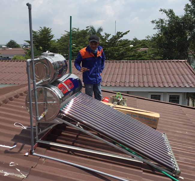 Lắp máy nước nóng mặt trời sử dụng bình nước phụ