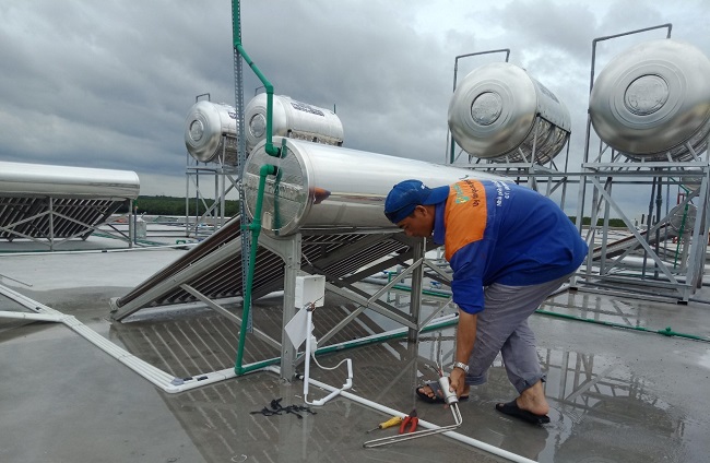 kiểm tra ống nước định kỳ Kiểm tra định kì máy nước nóng mặt trời