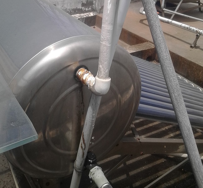 Máy nước nóng năng lượng mặt trời bị chảy nước Máy nước nóng năng lượng mặt trời bị chảy nước