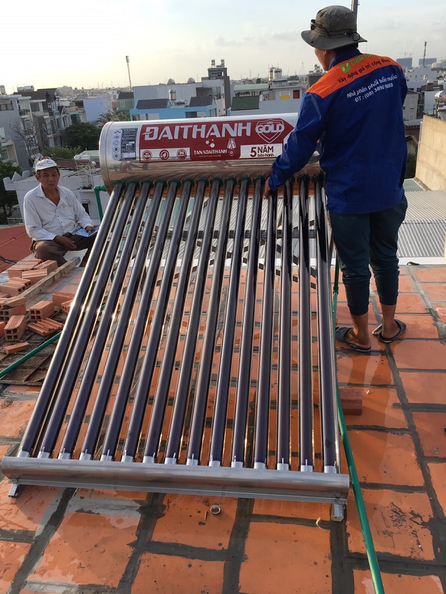 Kiểm tra vệ sinh máy nước nóng năng lượng mặt trời