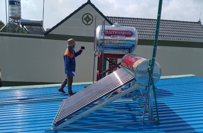 may-nuoc-nong-mat-troi-tren-mai-ton may-nuoc-nong-mat-troi-tren-mai-ton