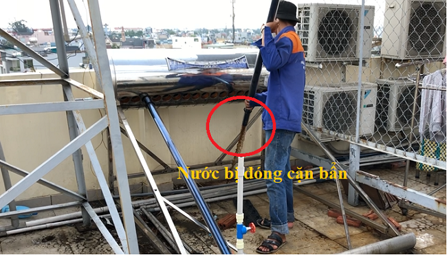 Tháo ống thuy tinh chân của máy nước nóng cũ