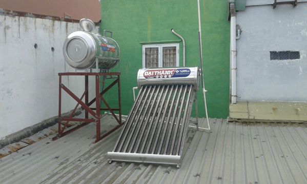 Lắp máy năng lượng mặt trời trên mái tôn may_nang_luong_mat_troi_2