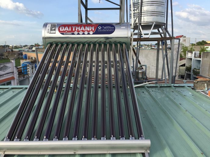 Lắp máy nước nóng năngluộng mặt trời trên mái tôn may_nang_luong_mat_troi_03