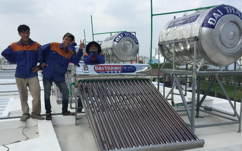 Dùng máy nước nóng năng lượng mặt trời nào tốt