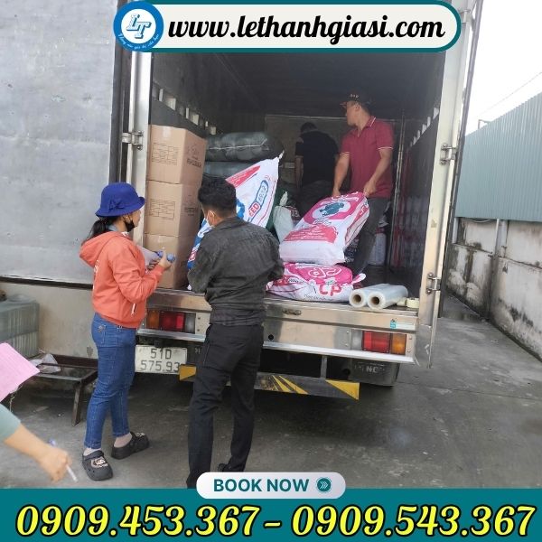 Giao túi xốp cho khách