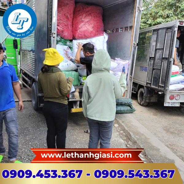 Giao túi nilon cho khách Giao túi nilon cho khách