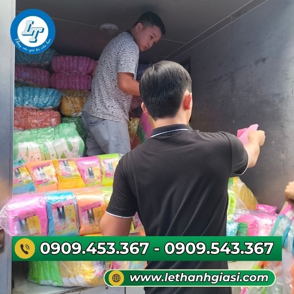 Giao áo mưa cho khách Giao áo mưa cho khách