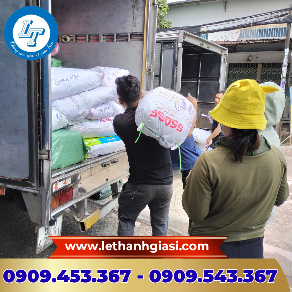 Giao túi đựng ly cho khách Giao túi đựng ly cho khách