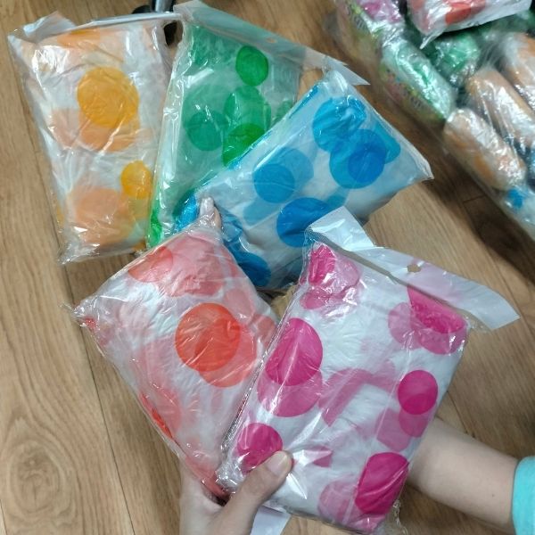 Áo mưa tiện lợi chấm bi
