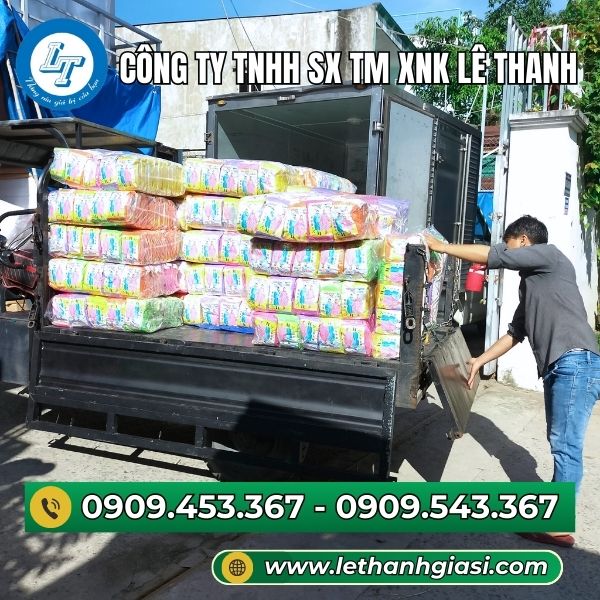 Giao áo mưa cho khách Giao áo mưa cho khách