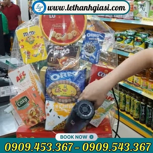 Hướng dẫn cách bọc màng co gói giỏ quà tết Màng co gói giỏ quà tết