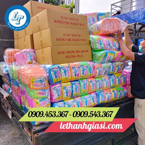 Đóng hàng áo mưa giao ra chành xe cho khách Đóng hàng áo mưa giao ra chành xe cho khách