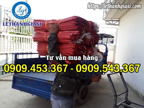 Nhập kho bao tải đựng gạo số lượng lớn để giao hàng cho khách sỉ Nhập kho bao tải đựng gạo số lượng lớn để giao hàng cho khách sỉ