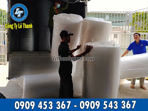 Giao hàng cuộn xốp nổ cho khách Cuộn xốp nổ