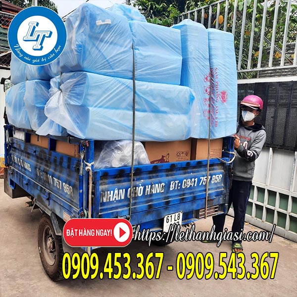 Dây dù dẹt màu xanh lá ràng hàng trên xe ba gác Dây dù dẹt màu xanh lá ràng hàng trên xe ba gác