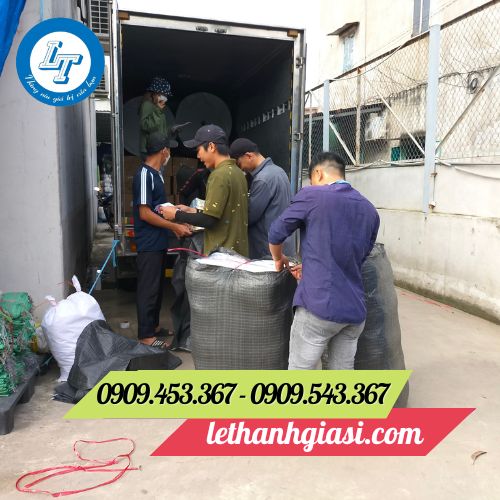 Giao ao mưa cho khách