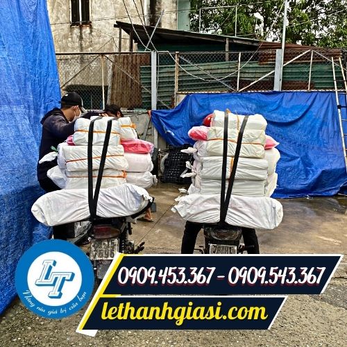 Giao túi hột xoài cho khách