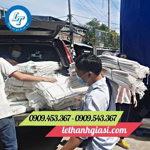 Giao hàng bao tải gạo cho khách Giao hàng bao tải gạo cho khách