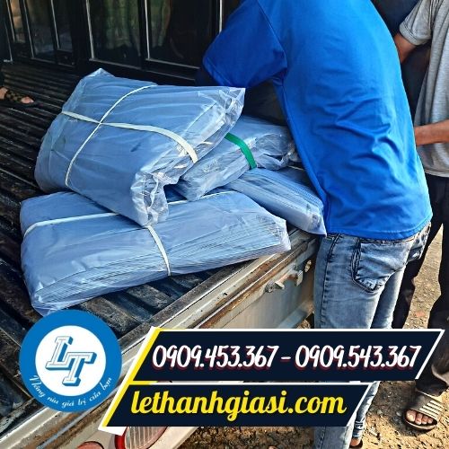 Giao túi hột xoài cho khách Giao túi hột xoài cho khách