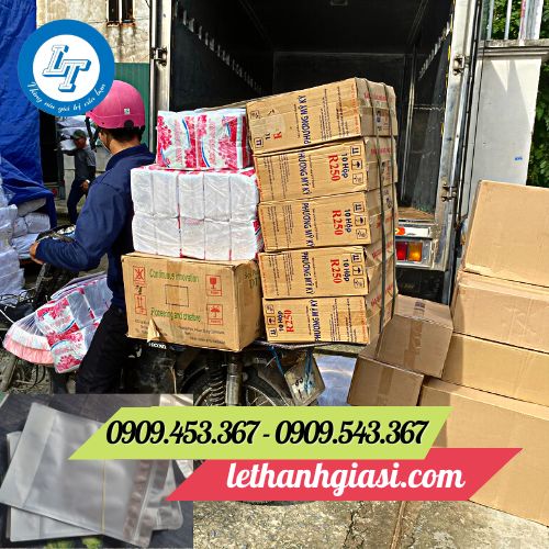 Giao túi zip bạc thùng 25kg cho khách