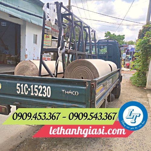 Giao giấy carton cho khách