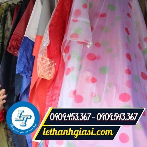 Áo mưa cánh dơi chấm bi bán phổ biến tại cửa hàng Áo mưa cánh dơi chấm bi