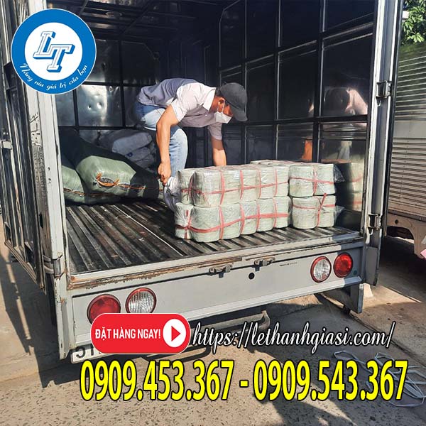 Lên hàng dây nilon ống tại kho Lê Thanh Lên hàng dây nilon ống tại kho Lê Thanh