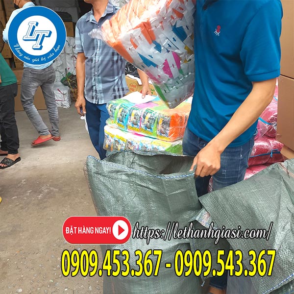 Giao hàng áo mưa cho khách Giao hàng áo mưa cho khách