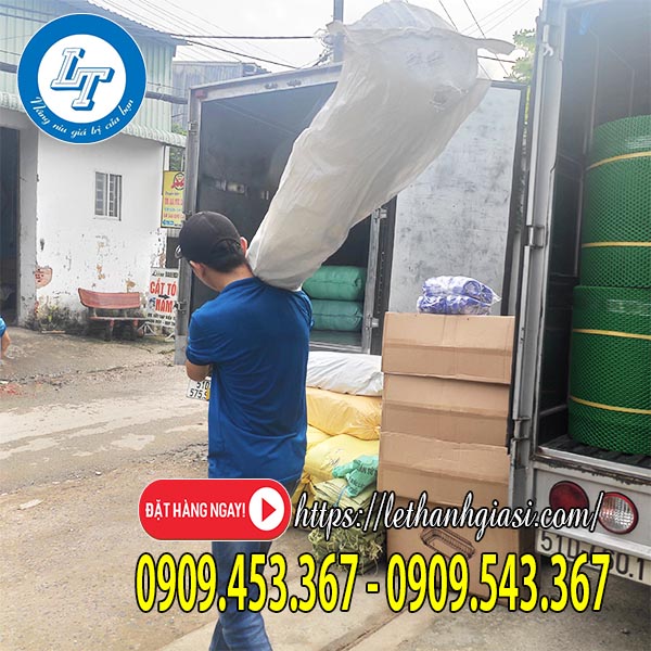 Giao cuộn màng nilon nhà kính cho khách Giao cuộn màng nilon nhà kính cho khách