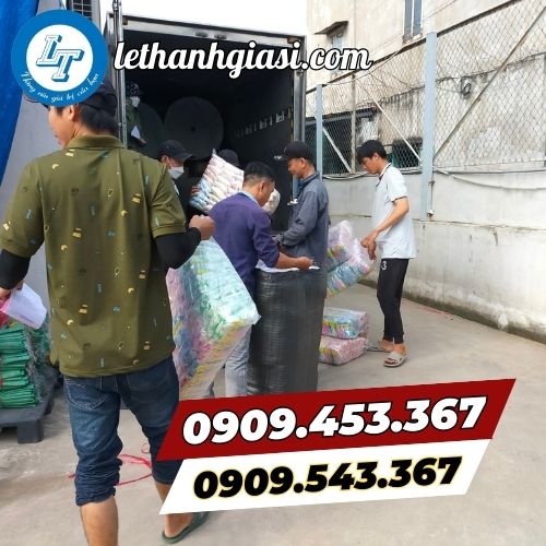 Giao áo mưa cho khách sỉ