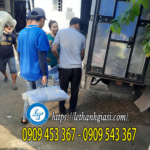 Giao hàng túi pe cho khách