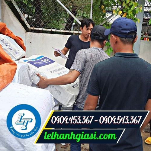 Giao hàng túi xốp cho khách Giao hàng túi xốp cho khách