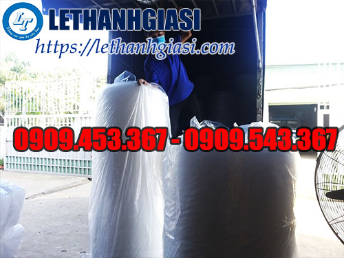 Màng xốp hơi chuẩn bị lên xe giao hàng cho khách Màng xốp hơi chuẩn bị lên xe giao hàng cho khách