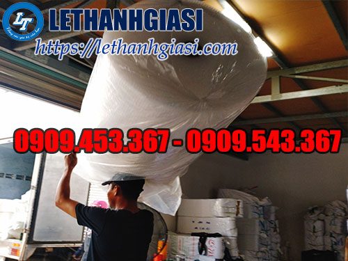 Màng xốp hơi chuẩn bị lên xe giao hàng cho khách Màng xốp hơi chuẩn bị lên xe giao hàng cho khách