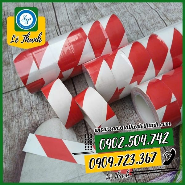 Băng keo dán nền sọc màu trắng/đỏ Băng keo dán nền sọc màu trắng/đỏ