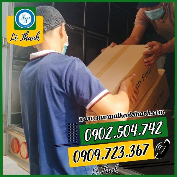 Lê Thanh giao băng keo dán nhôm cho khách Lê Thanh giao băng keo dán nhôm cho khách