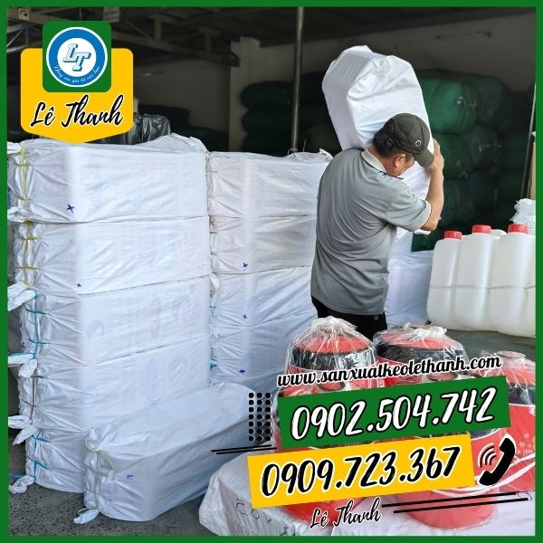 Giao các bao băng keo cho khách Giao các bao băng keo cho khách