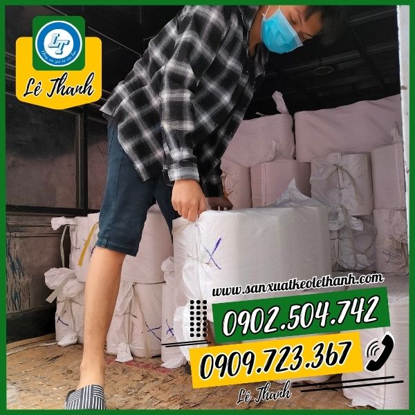 Giao hàng băng keo cho khách Giao hàng băng keo cho khách