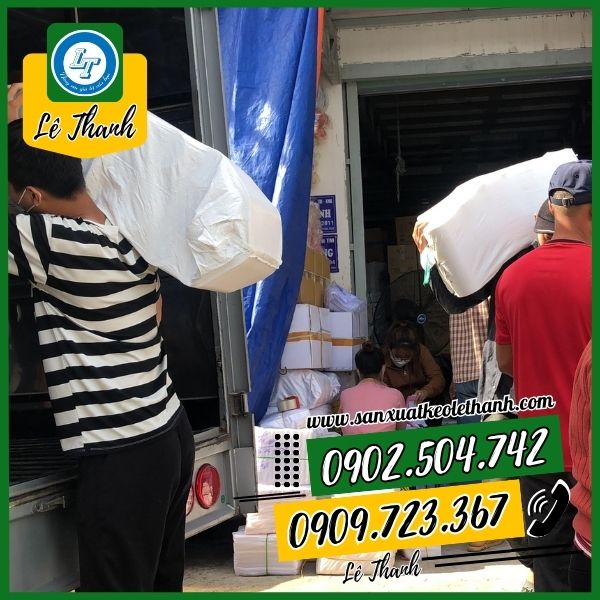 Lê Thanh giao hàng băng keo cho khách Lê Thanh giao hàng băng keo cho khách