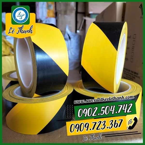 Cuộn băng keo dán nền sọc vàng đen 33m Cuộn băng keo dán nền sọc vàng đen 33m