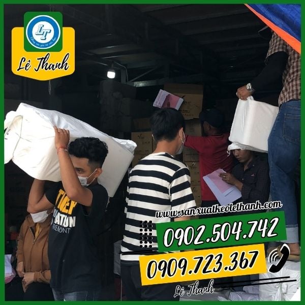 Giao 2 bao băng keo cho khách Giao 2 bao băng keo cho khách