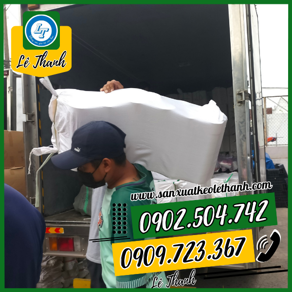 Giao băng keo chúc mừng năm mới cho khách Giao băng keo chúc mừng năm mới cho khách