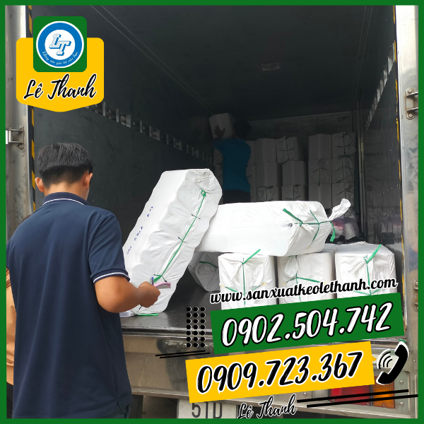 Giao băng keo chúc mừng năm mới nền vàng 1f2 Giao băng keo chúc mừng năm mới nền vàng 1f2