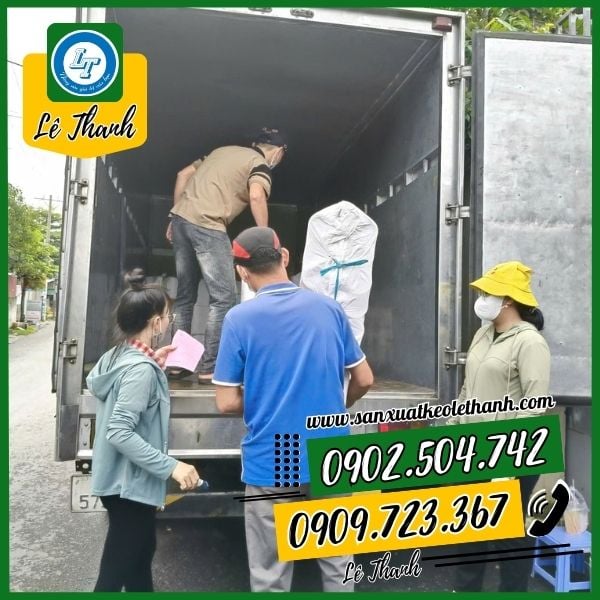 Giao hàng băng keo và dụng cụ cắt băng keo cho khách Giao hàng băng keo và dụng cụ cắt băng keo cho khách